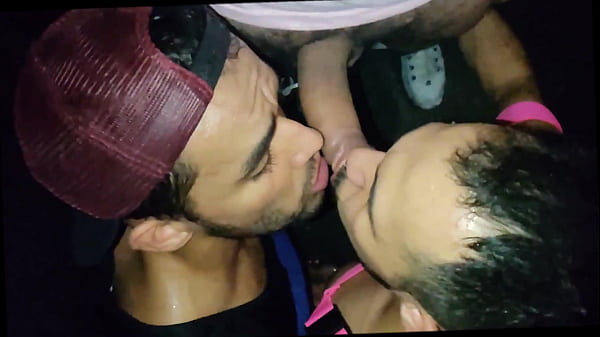 GAY SEDENTO POR PICA  DANDO O CU PARA GERAL FOD...