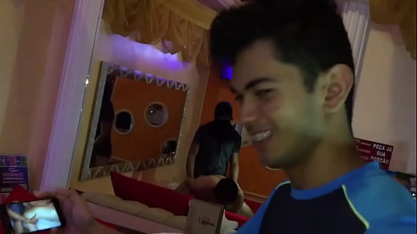 Expoquei o cu do novinho ficou oco gozei no fin...