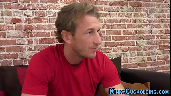 thumb cuckolding babe sucks rod