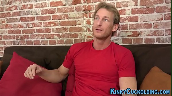 Cuckolding babe sucks rod