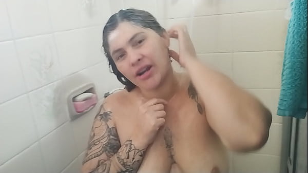 Download Video - Meu marido safado me pegou no banho e colocou eu pra mamar a rola dura