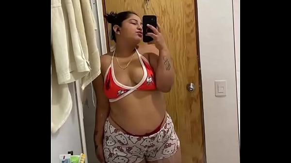 Putita alistándose para culiar con el cuernudo