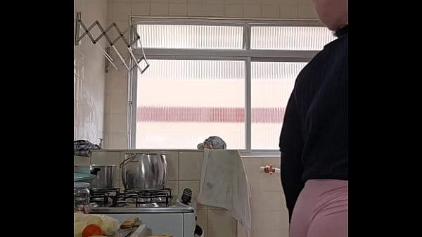 Eu finjo que estou cozinhando na verdade eu gosto de exibir e a buceta inchada