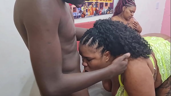 Download Video - Fudendo com marido da amiga enquanto ela se masturba