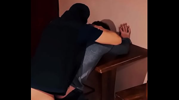 Download Video - Hetero salvaje del bar rompe mi ropa me folla a pelo y luego se corre encima de mi culo