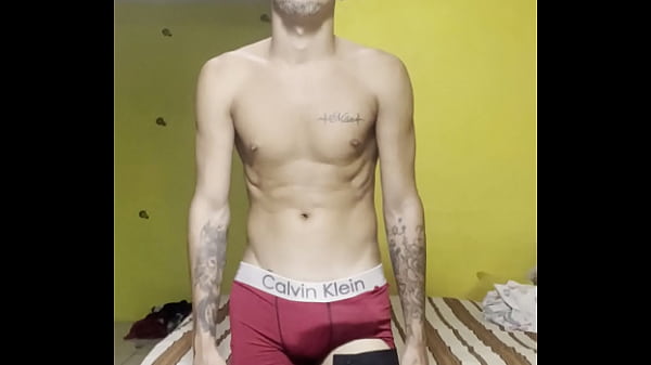 Novinho dotado de piroca dura no short tactel f...