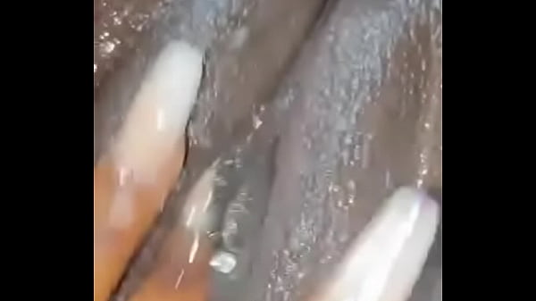 Nasses Ebenholz Masturbiert, Während Es Sich Nass Reibt