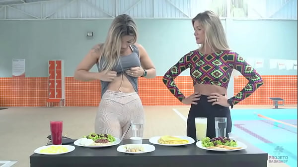 KELLY KEY SHOWING HER PACKAGE