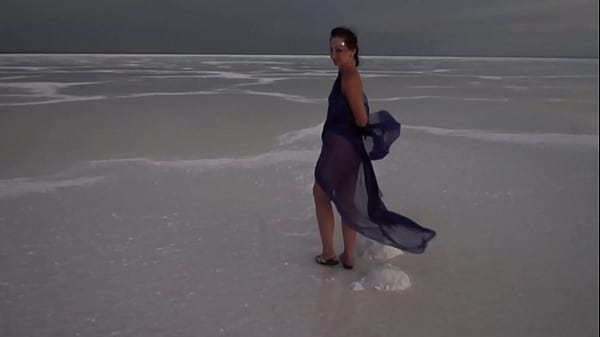 Download Video - Erotic Dance on salt-crust of Salt Lake  Elton