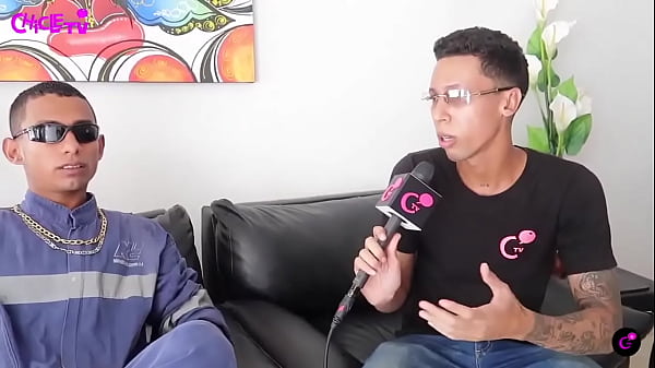 la mama lo motivo a salir a delante con la fumigacion y hoy le mete a la musica con charadas pero va creciendo.