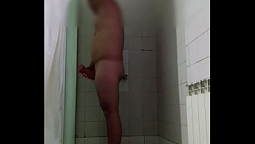 Lipsy: sexo en las duchas. Por coñito húmedo.