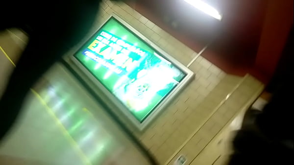 Download Video - Jovencita le gusta que le miren su rico culo por eso usa leggins