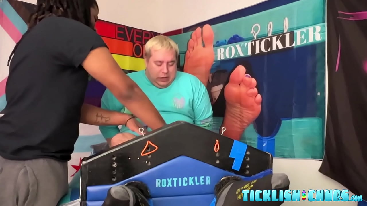 Cosquillas amateur negro atormenta a su dominador regordete Matt
                    black interracial chubby fat fetish underwear feet toes tickling matt foot fetish feet fetish foot tickling tickling torment ticklishchubs muchos negros
