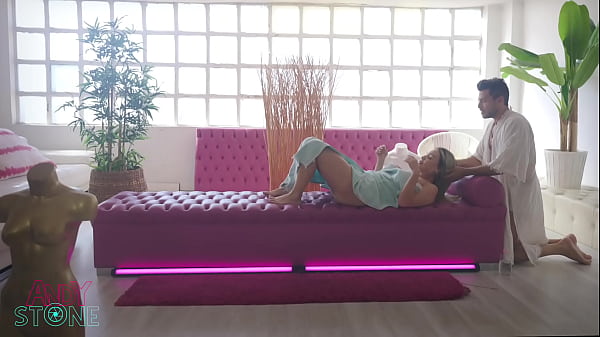 COLOMBIAN SUPER BIG ASS HOTTIE GOT A MASSAGE AND A DICK FOR THE SAME PRICE!