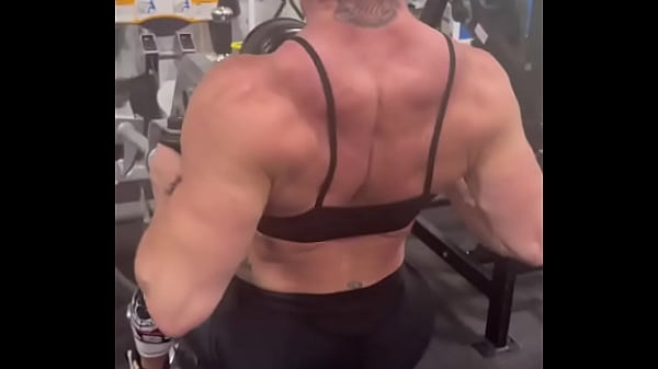 It’s Back Day  I really need a posing coach to help me with that booty pose at the end