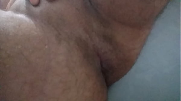 Eu com tesão no cu querendo rola