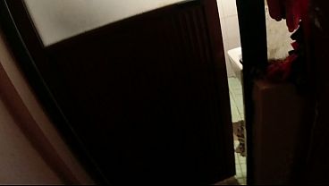 My sister-in-law forgot to close the door and I took the opportunity to spy on her. Suddenly she said: "I SAW YOU, COME IN, DON'T BE SHY BROTHER-IN-LAW." REAL LATIN VOYEUR in HD HOMEMADE