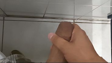 Punheta gostosa no banheiro