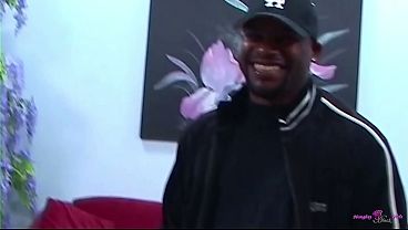 二人の黒人恋人が、豪華な赤いソファの上で欲望に身を任せる。