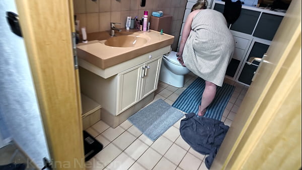 Ich wollte mir nur die N&auml;gel lackieren, dann kam er von hinten und hat mich einfach gefickt