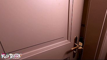 ニッキー・リドルの完全破壊、尻と口を激しく責められ、口に小便をかけられ、顔に小便をかけられ、アナルリム、精液を飲み込む