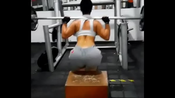 chica sexy en el gimnasio