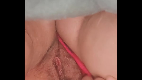 Piros bugyi és rózsaszín szőrös puncika