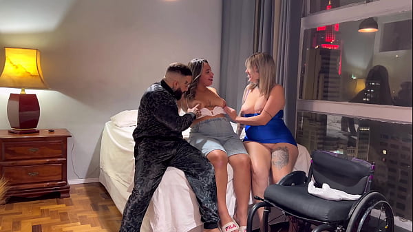 Download Video - Nossa f&atilde; e amiga cadeirante vendo do Rio de Janeiro ate S&atilde;o Paulo pra foder gostoso com n&oacute;s novamente &excl; Falou q estava com saudades da fodida do casal paulista &excl; J&aacute; sabe so foi no cuzinho &excl;&excl;&excl;&excl;&excl;