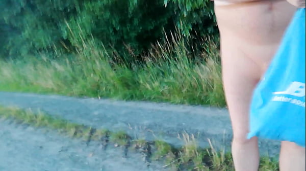 Nylonjunge in heller Feinstrumpfhose und Birkenstocks