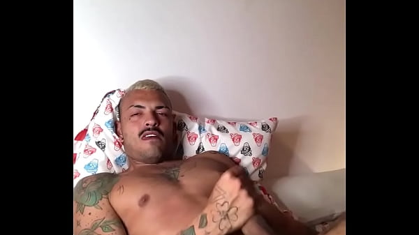 Download Video - Boy abrindo rabo na c&acirc;mera