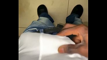 オフィスで自慰行為をするチンピラ