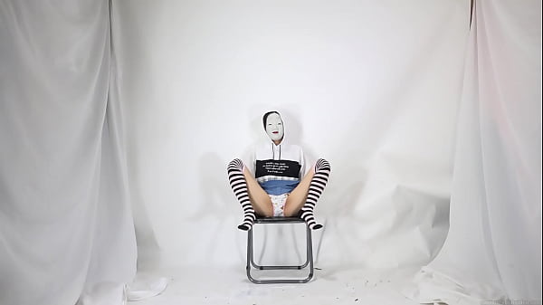 Jupe Fille Portant Un Masque Nô