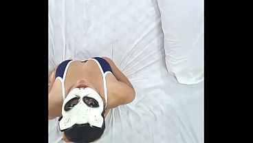 Na sala a novinha brinca de saia e da gostoso