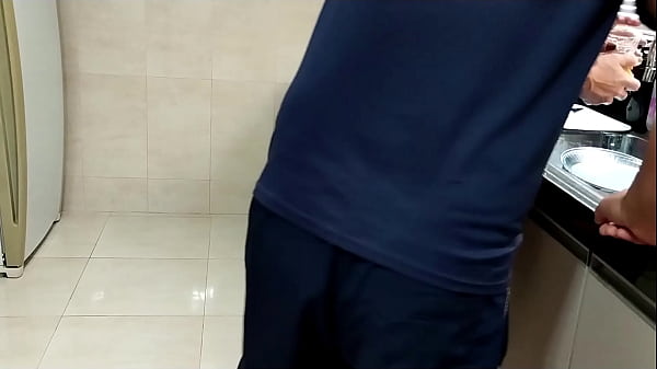 Download Video - Minha faxineira tem uma bunda deliciosa&comma; n&atilde;o consigo parar de olhar e fico muito excitado