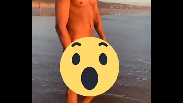 Marcher Nu Sur La Plage