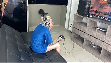 Mi hermanastra me sorprende con un delicioso regalo de graduaci&oacute;n