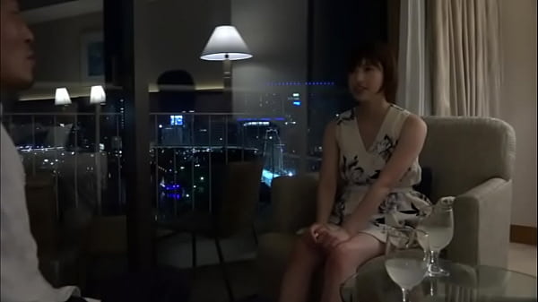 Download Video - 2024年 10回以上雑誌の表紙を飾った大人気グラドル 事務所無視で撮影した過激映像