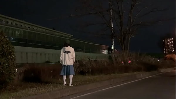 Download Video - 女装子まゆちゃんが深夜の誰もいない側道の植え込みでスカートめくったりして露出する横を車が走る