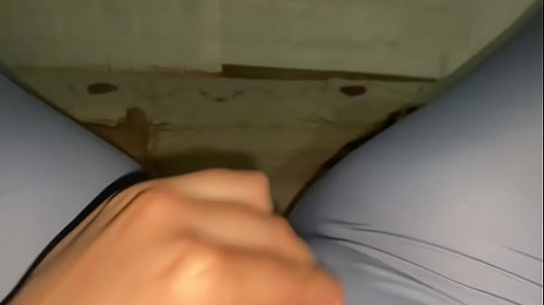 Download Video - Latina curvy se quita los leggings y se masturba - Fingering y Moaning real