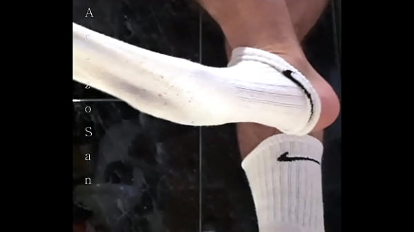 Calcetines fuera. Mira y sueña con mis pies y m...