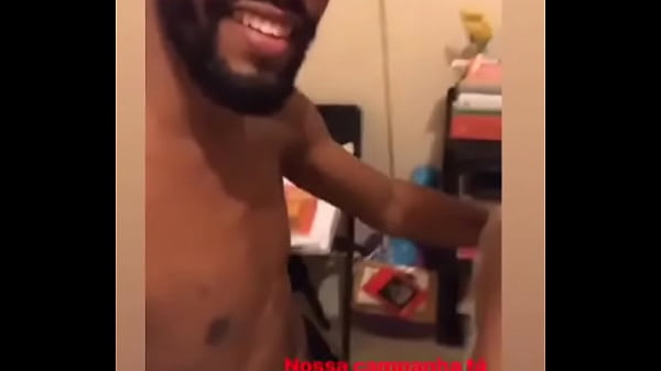 Moreno de sunga preta maludo