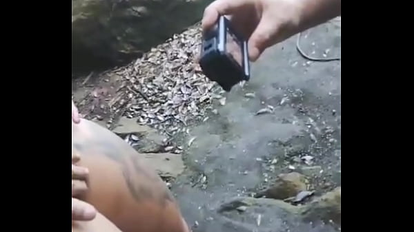 Ruiva casada sai pra uma trilha na mata sozinha no caminho encontra uns caras e eles fazem a festa com a ruiva todos goza nela