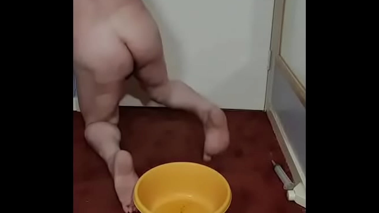 No soy tímido ante la cámara para hacer un batido de leche mientras estoy desnudo y expuesto.
                   gay peeing gay amateur pee swallowing real amateur homemade video naked and exposed not cam shy pee bum milkshake pee insertion muchos negros