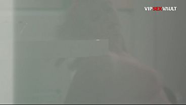 曲線美のブロンド美女がキッチンで激しいペニスに跨がる&hellip;彼女のおっぱいはノンストップで揺れ続ける