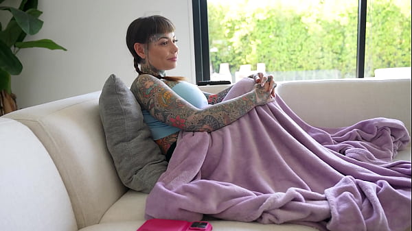 Hot goth housewife cheats with her husbands best friend - Tigerlilly & Lev Lieben