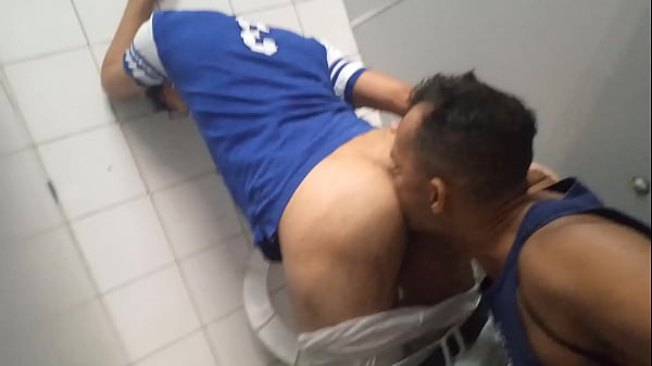 Encontrar um bumbum redondo bonito &eacute; muito feli...