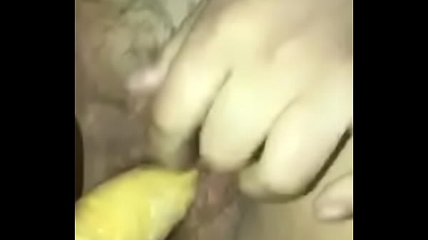 La señora comiéndose un plátano machó