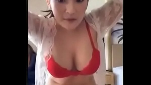 Download Video - What&DiacriticalAcute;s her name&quest; Cual es su nombre&quest;