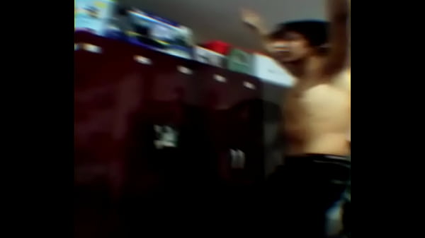 Puta culona baila para la cámara (termina sexual)