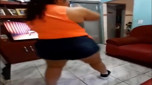 Gorda mostrando o cuzão